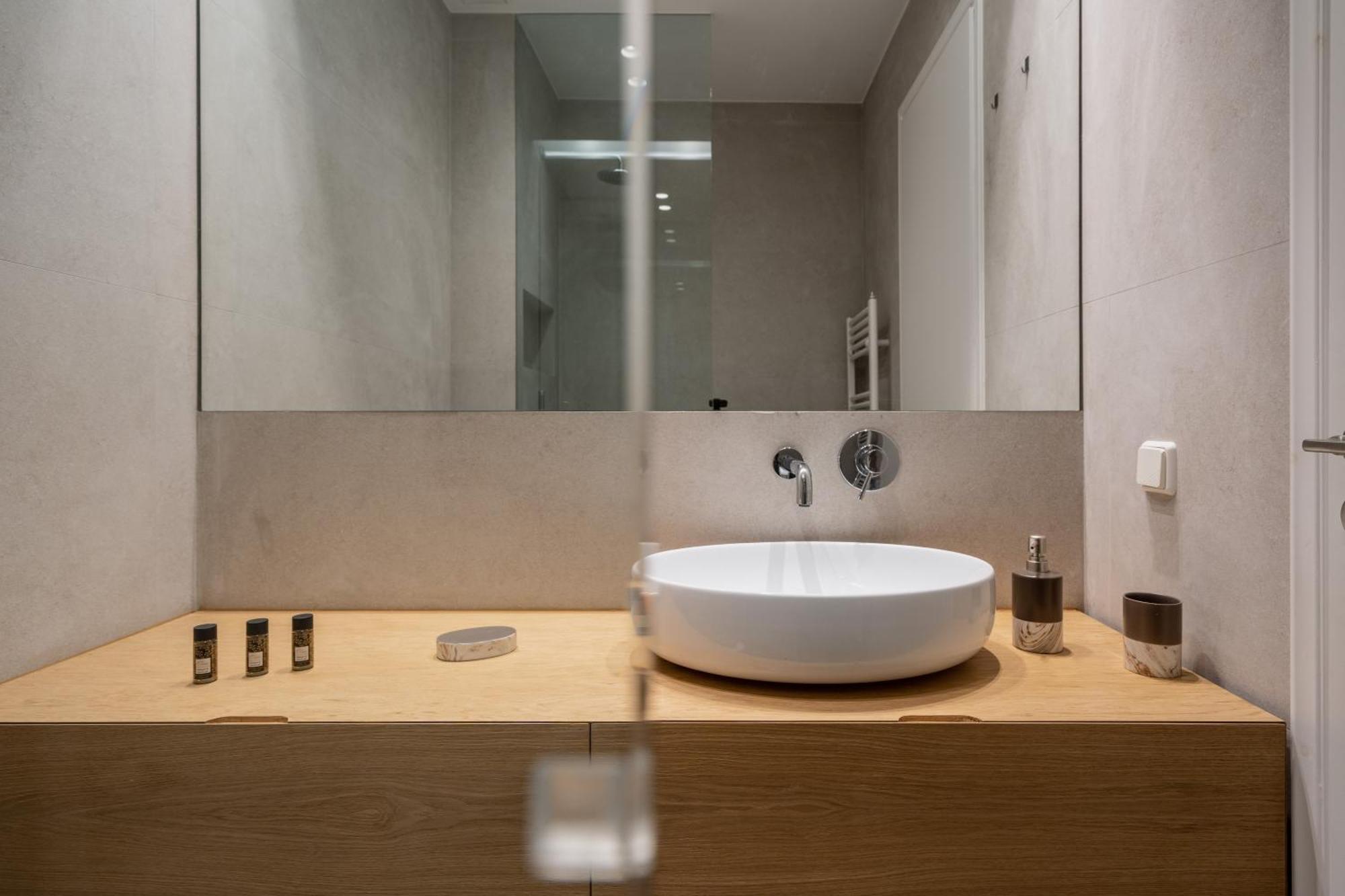 Metroscape Retreat Nearby Metro Station Apartment *